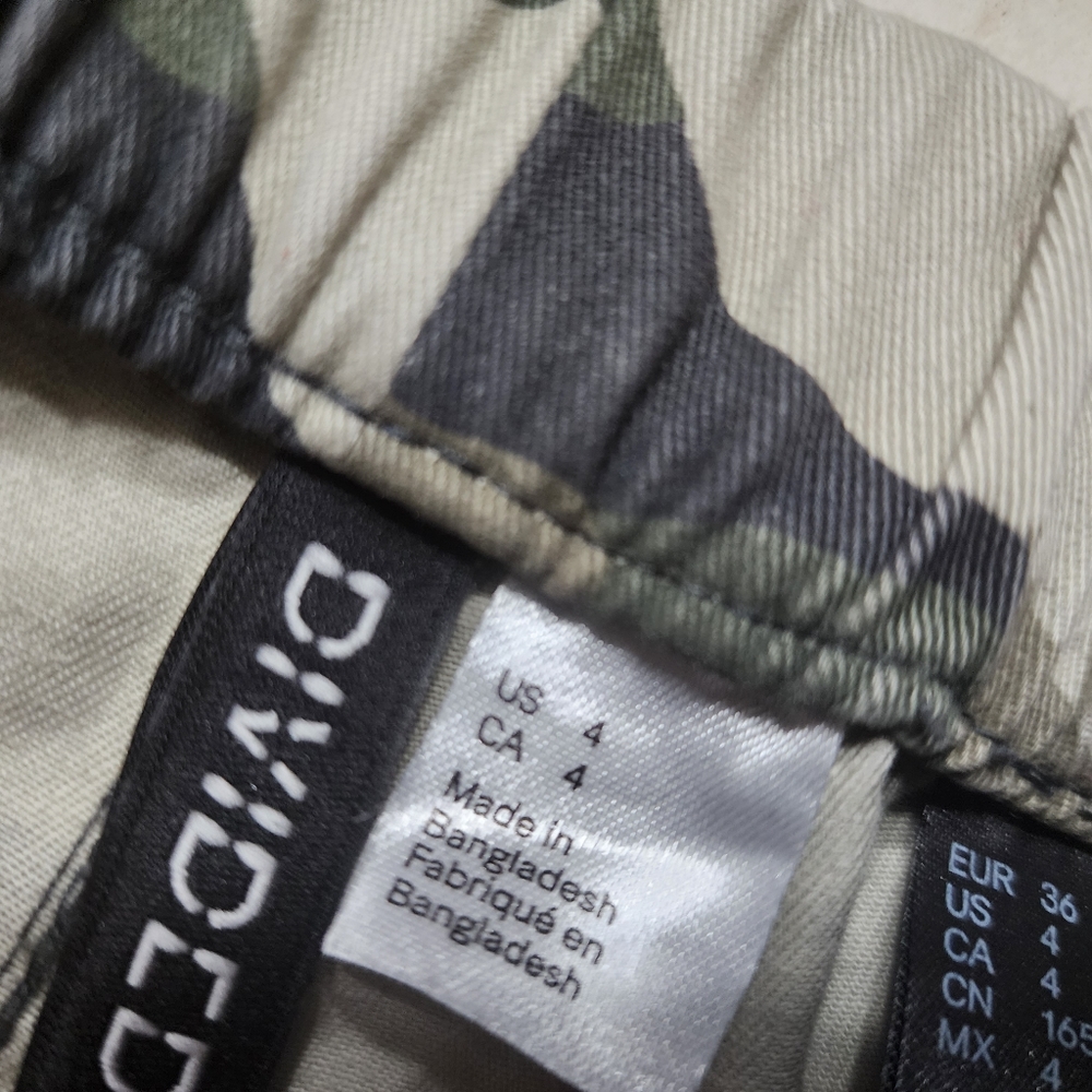 Women's Divided Camo Jogger Pants Sz 4 - Picture 6 of 6